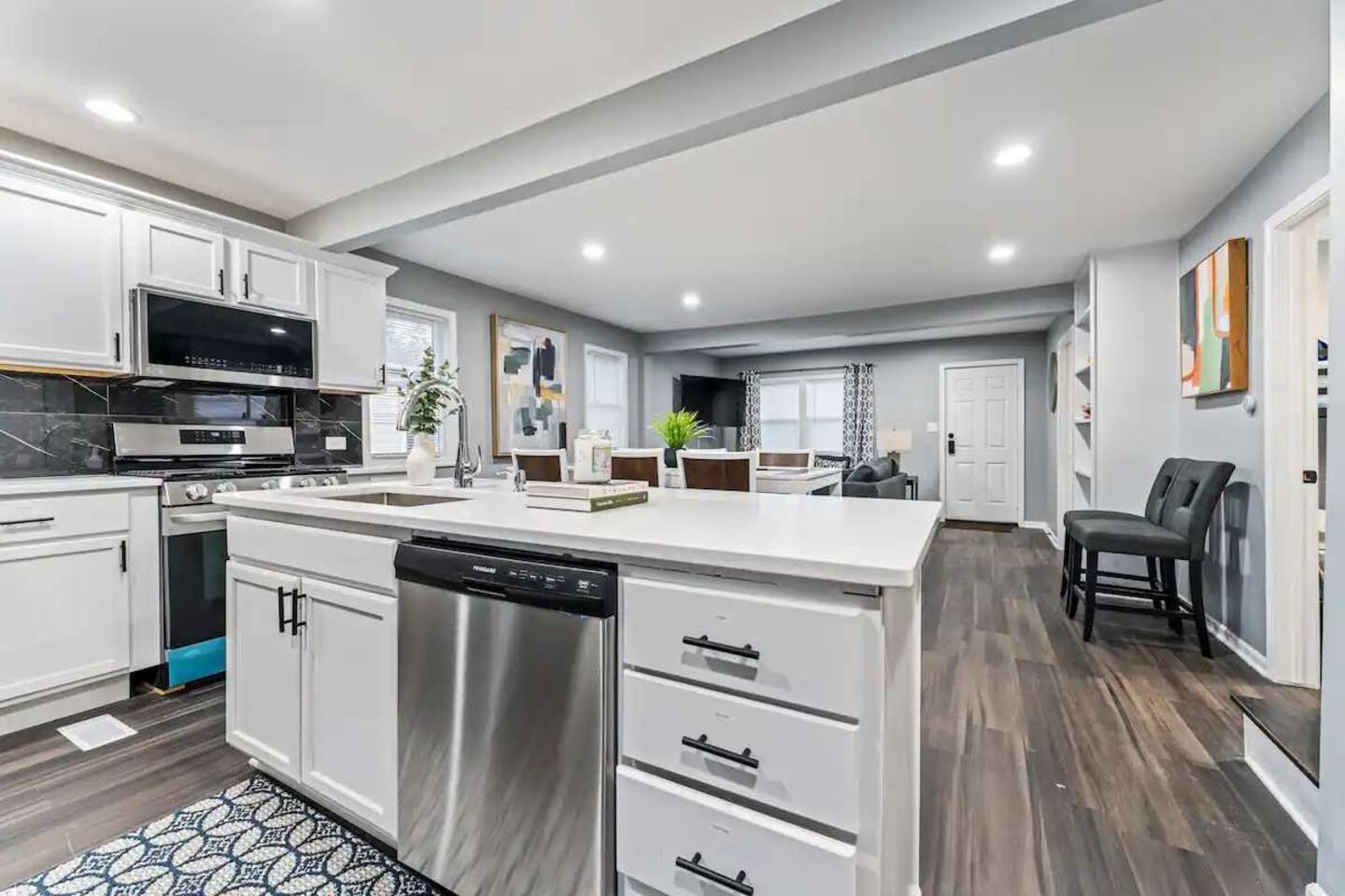 4BR Hot Tub Retreat near Great Lakes Naval Base gallery image