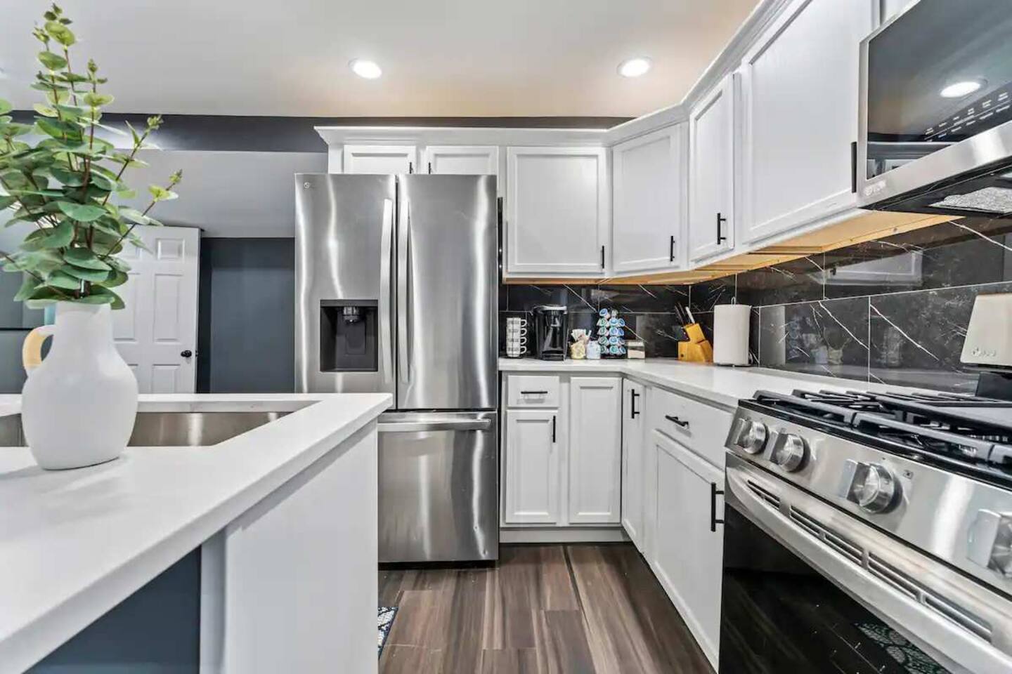 4BR Hot Tub Retreat near Great Lakes Naval Base gallery image