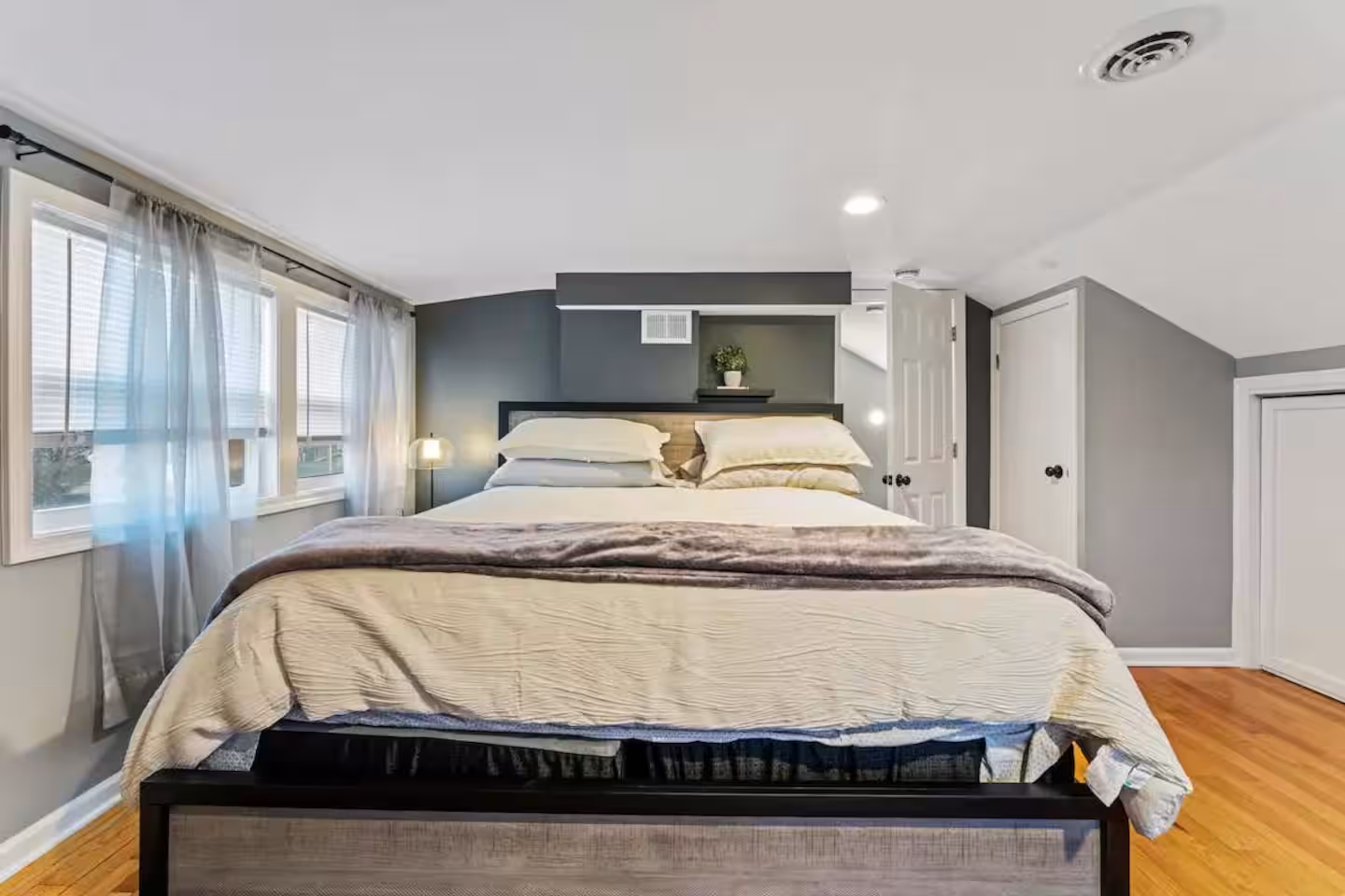 4BR Hot Tub Retreat near Great Lakes Naval Base gallery image