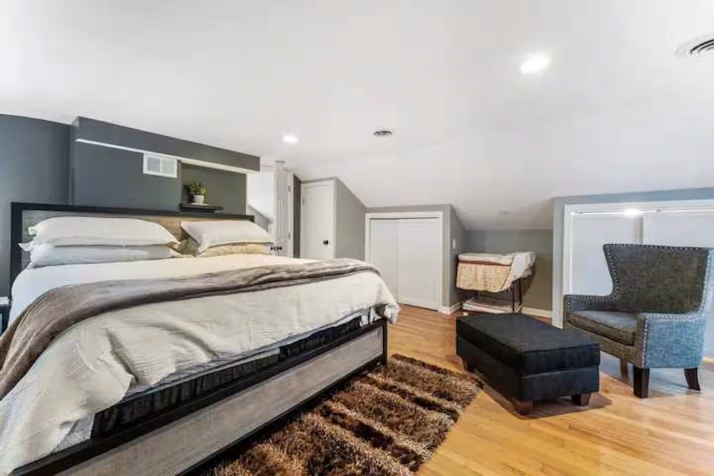 4BR Hot Tub Retreat near Great Lakes Naval Base gallery image