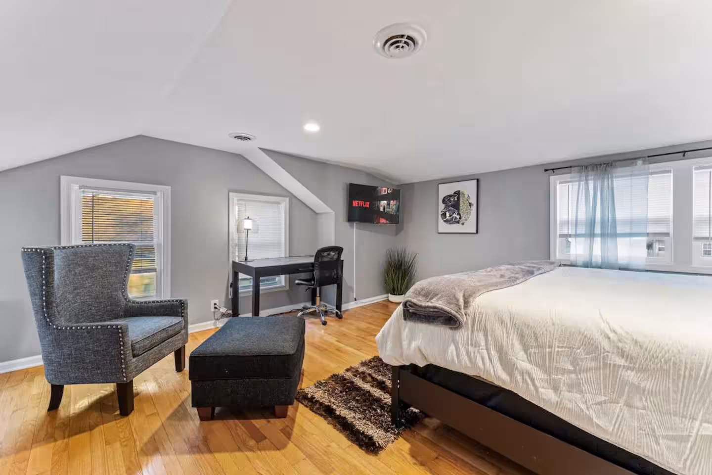 4BR Hot Tub Retreat near Great Lakes Naval Base gallery image