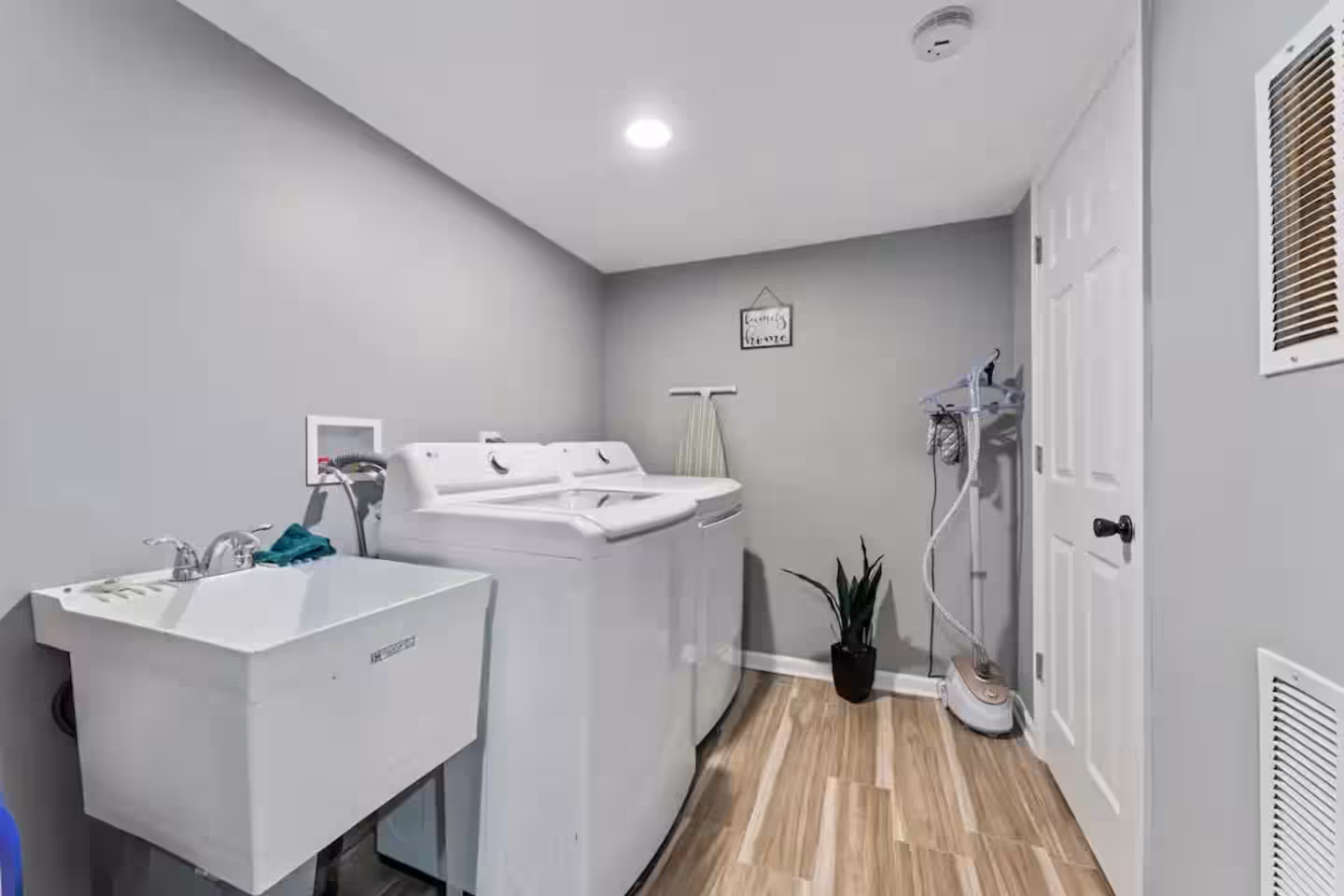 4BR Hot Tub Retreat near Great Lakes Naval Base gallery image