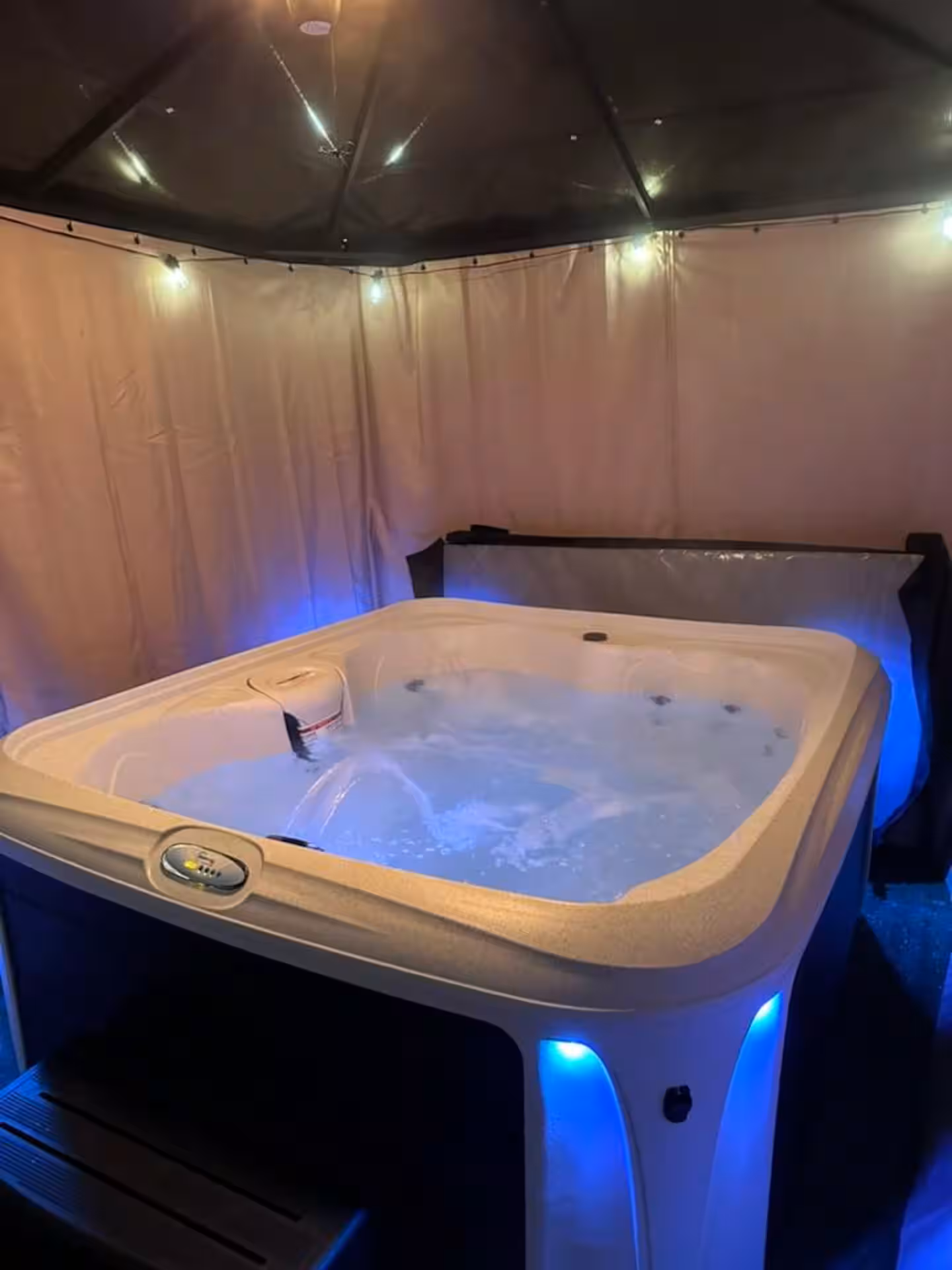 4BR Hot Tub Retreat near Great Lakes Naval Base gallery image